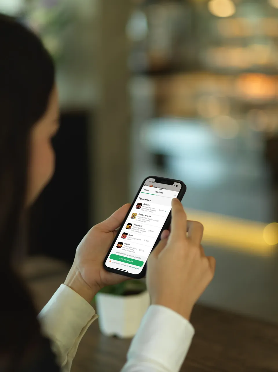 Persona eligiendo un producto en el chatbot de WhatsApp de Quick eat!